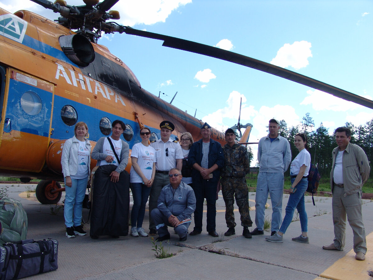 График у концертной бригады жесткий: десять населенных пунктов, между которыми сотни километров, и в каждом по приезду – обязательный концерт. В один из дней пришлось совершить три перелета на вертолете на месторождения и тут же дать два концерта для нефтяников. 