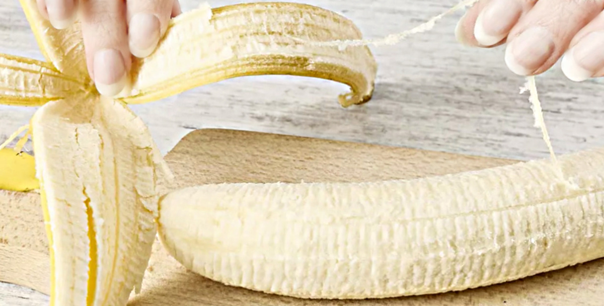 Очищаем банан