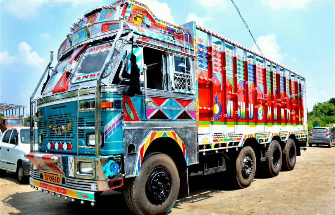 Truck loaded. Индийские Грузовики тата. Tata грузовик Индия. Индийский тюнинг грузовиков. Индийские Грузовики и автобусы разукрашенные.