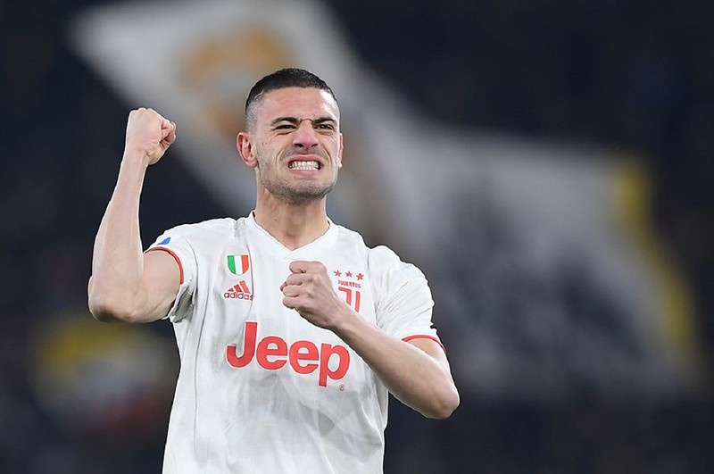 23 года. 190 см. Позиция на поле - центральный защитник. 