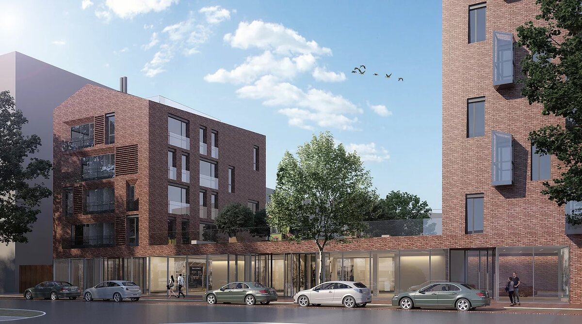 Вид с Новомостовой, как видно проектировщики не стали учитывать, то что в доме по соседству живут люди и их окна прямо выходят на стену нового дома...  Изображение с сайта: https://abable.wixsite.com/abable/%D0%BA%D0%BE%D0%BF%D0%B8%D1%8F-%D0%B6%D0%B8%D0%BB-%D0%BA-%D0%BF%D0%BE-%D0%BF%D0%B0%D1%80%D1%85%D0%BE%D0%BC%D0%B5%D0%BD%D0%BA%D0%BE 