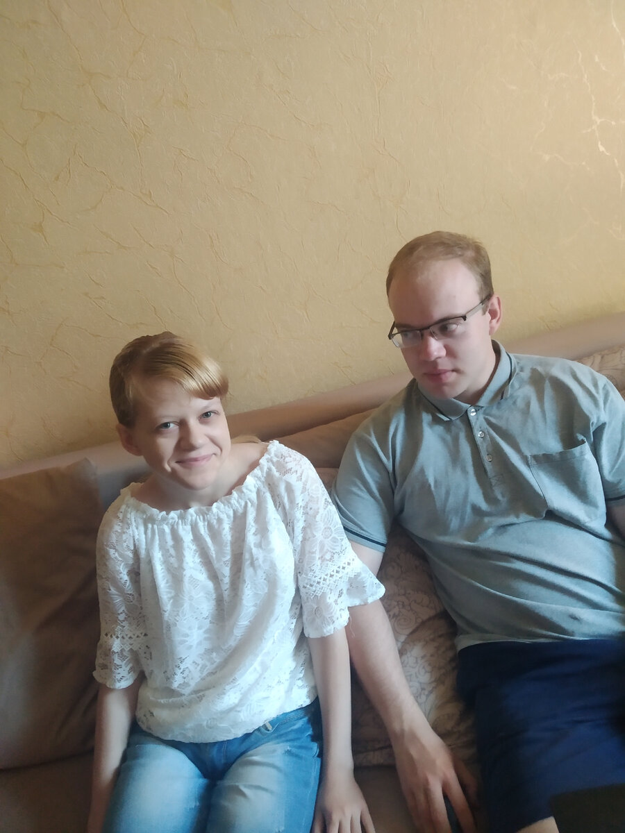 Чего не было у моих детей. Платных курсов, кружков, репетиторов.Танцев, гимнастики, музыкальной школы. А что было. Поездки на море, в разные города. Экскурсии по музеям,выставкам. Книги в большом количестве. Были семейные игры как вид досуга. Одежда, обувь по сезону. Качественное питание. В общем я постаралась, чтоб они не нуждались. У дочки еще и лечение.