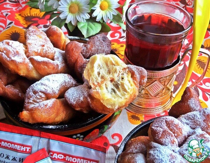 Krebeln - Одна из разновидностей пончиков. Отличие от нашего "хвороста" - в тесте или совсем нет сахара или чуть-чуть, как у меня. Выходит 35 штук - вроде много, но за 2 дня разошлись под обильное дополнение с пудрой.