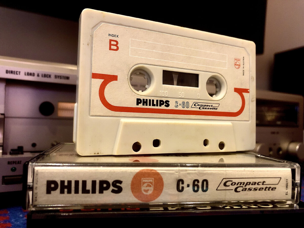 Уже есть логотип Compact Cassette