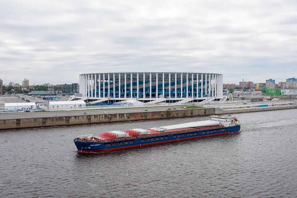 Многие обратили внимание на странный сухогруз, который вез вниз по Волге непонятные железяки. Большинство правильно предположили, что это части огромного ветрогенератора. Вот, что рассказывает сам перевозчик – Волжское пароходство. В середине мая комплектующие части ветрогенераторов, а именно основное оборудование из немецкого порта Браке и лопасти из польского порта Свиноуйсьце, были отправлены в район Каспийского моря на т/х «Нева-Лидер 4» проекта RSD49 и успешно доставлены в середине июня в порт Актау (Казахстан). Всего данным рейсом перевезено оборудование общим объемом более 6300 куб. м (фрахтовых тонн), длина каждой лопасти составила 66,4 метра.