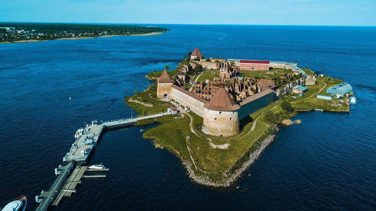 Именно в этом месте начинается река Нева