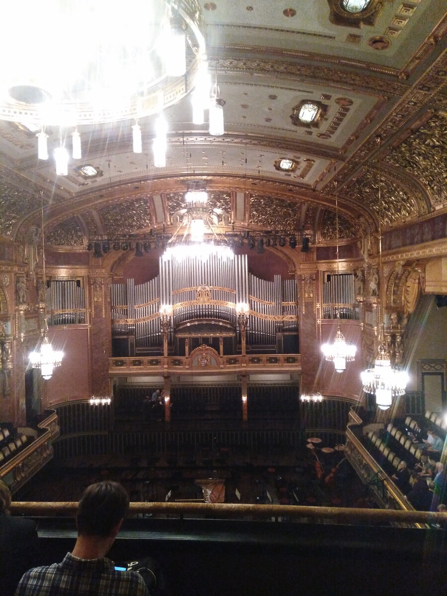 Зал. Мы сидели на балконе.