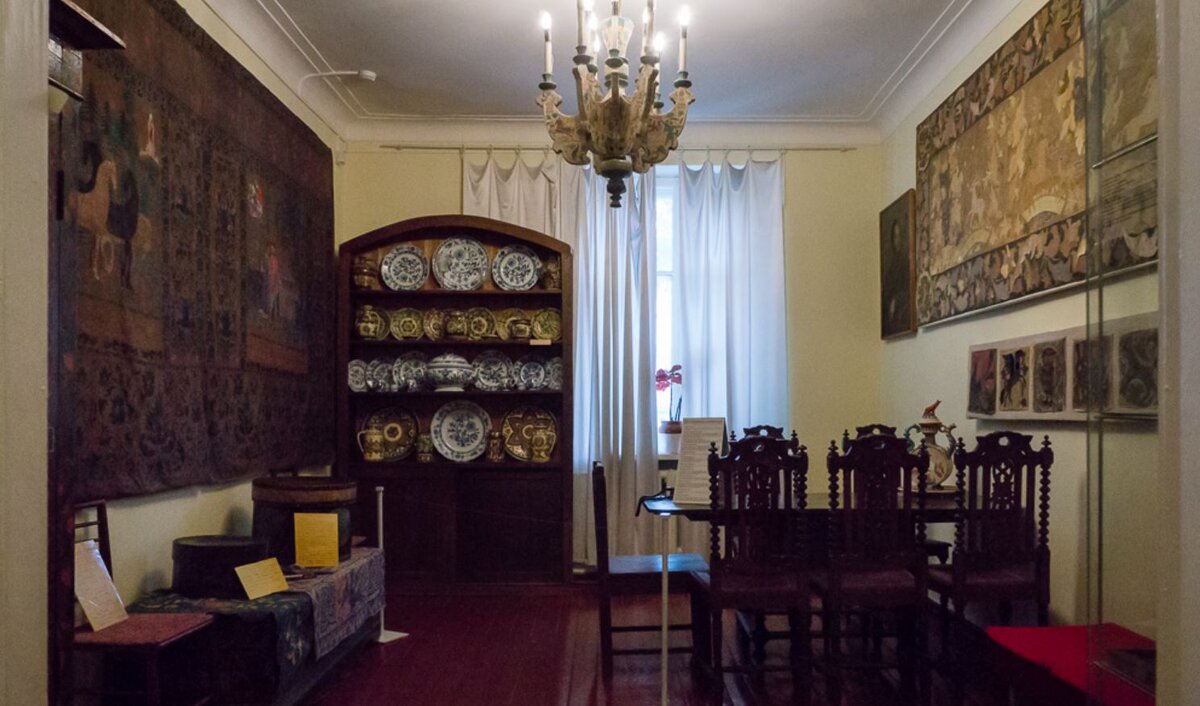 Уже интерьер гостиной много скажет о хозяине. Каждая деталь согрета руками талантливого и душевного человека.