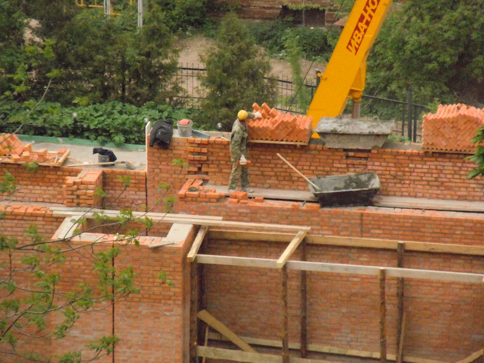 28 апреля 2012 г. Снова к Зачатской башне. Кадры не мои: http://www.skyscrapercity.com/showthread.php?t=1366667&page=20. Добрались до арок проезда. Справа, за берёзой, виден вход в башню.-14