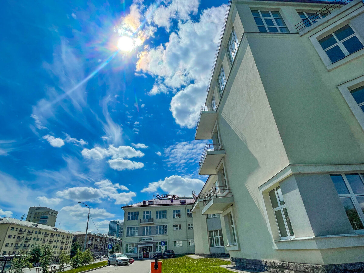 Тот-же угол дома, снимок сделан 5 июня 2022 года. Екатеринбургский медицинский-научный центр профилактики и охраны здоровья рабочих промышленных предприятий.