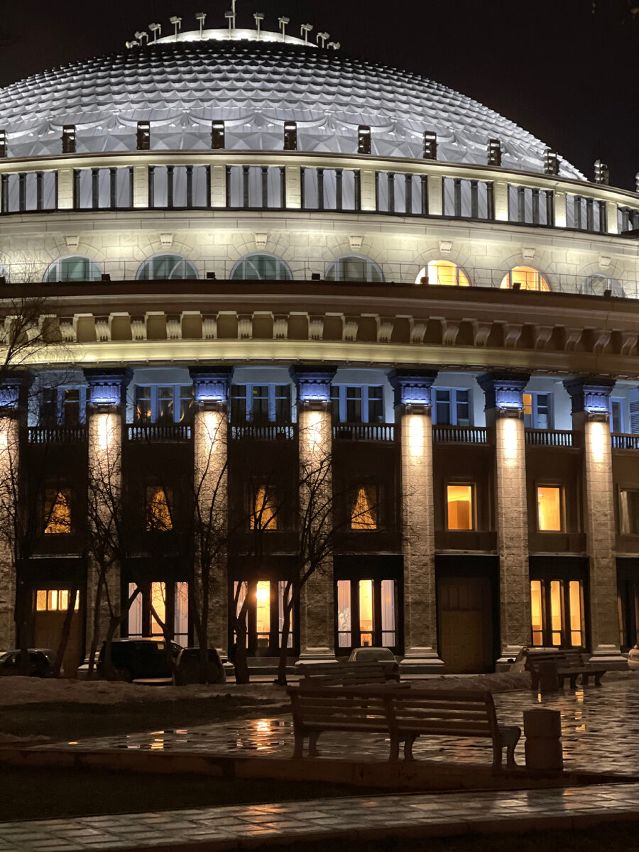 Оперный театр снаружи Новосибирск