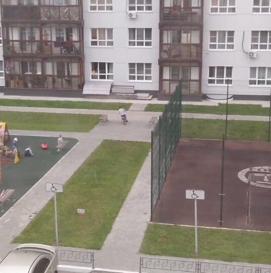 вот он, на велосипеде сестры в поворот входит, пока я на его велосипеде цепь возвращаю на место