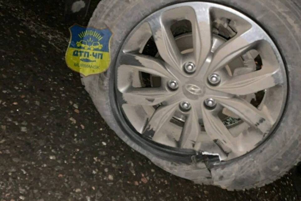     Водитель пробил колесо на отремонтированной дороге. Фото: Артем Подгурский