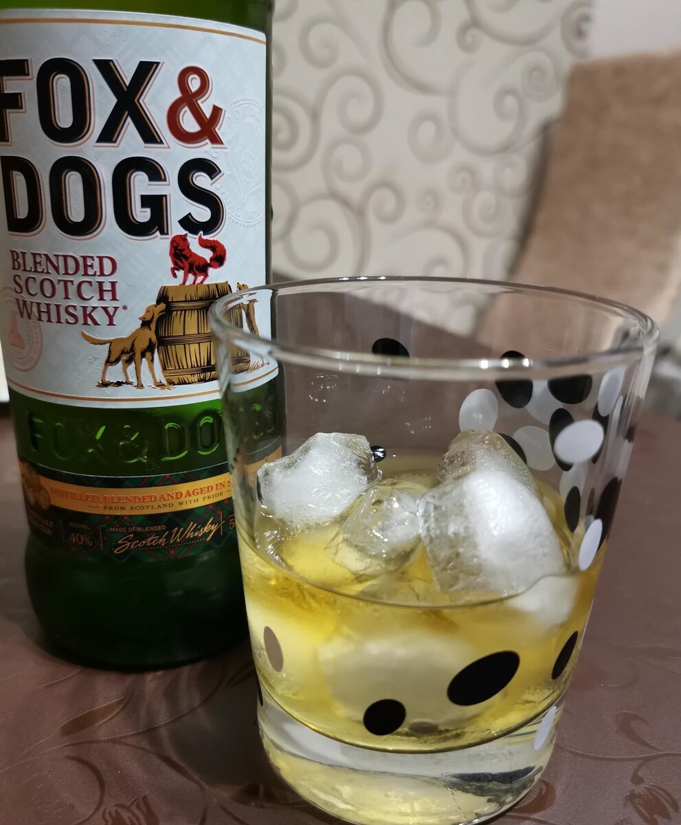 Fox and dogs отзывы. Fox Dogs виски. Виски Фокс энд догс со стаканом. Виски Фокс энд догс 0,5л 40%. Шотландские виски Фокс догс.