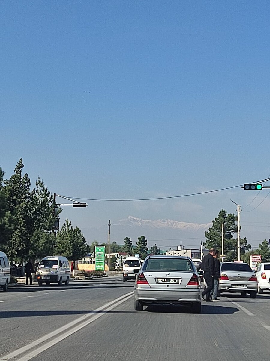 Зелёный только загорелся, а пешеходы уже вынуждены выживать