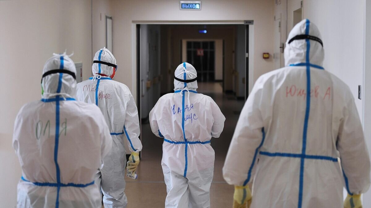    Медицинские работники в одном из отделений госпиталя COVID-19 в Центре мозга и нейротехнологий ФМБА России в Москве© РИА Новости / Максим Блинов
