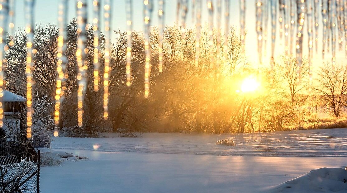 Солнечный зимний день в городе