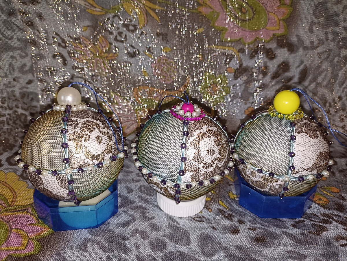 Новогодние шарики своими руками. Фото автора.