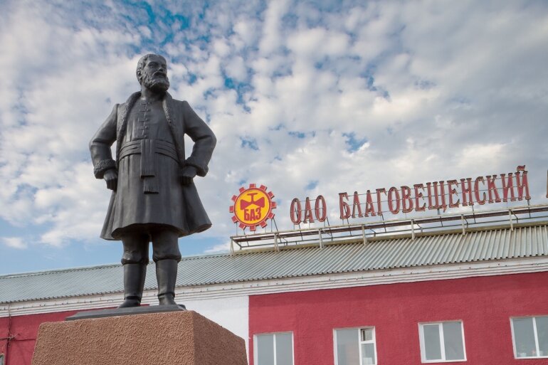 Памятник симбирскому купцу Матвею Мясникову напротив Благовещенского арматурного завода