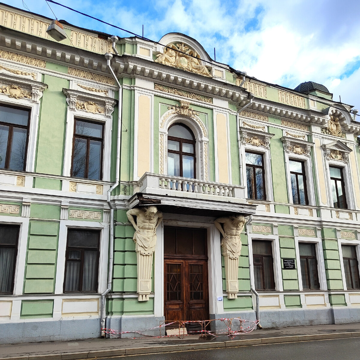 Парадный вход в особняк А.В. Морозова. 