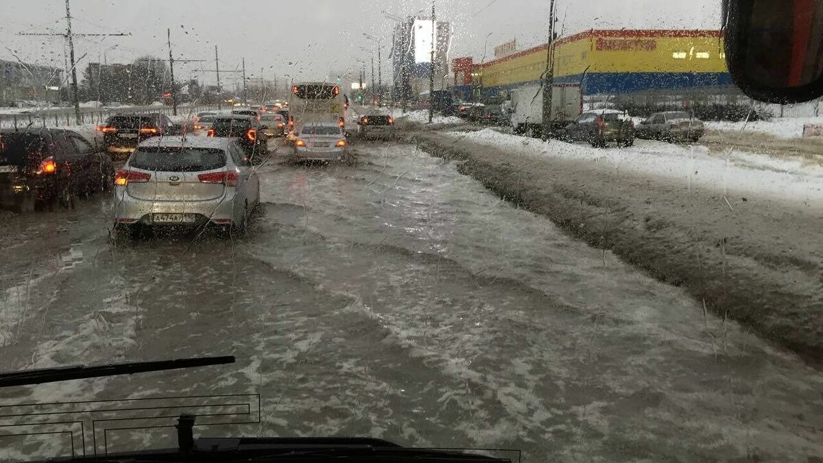     В Казани местные жители предложили перебраться из автомобилей в лодки для более комфортного передвижения по городу. На месте одного из затопленных мест побывал и корреспондент Inkazan.