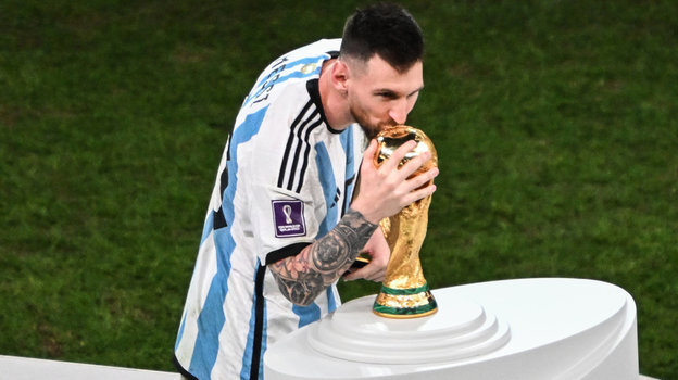 Месси целует долгожданный кубок мира
