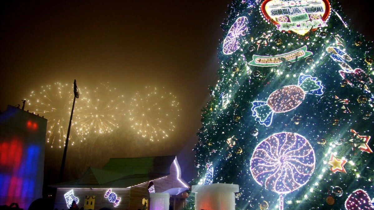     В Казани жители и гости города могут встретить Новый год на двух площадках — у Центра семьи «Казан» и в парке «Черное озеро». Об этом заявил начальник управления культуры города Азат Абзалов.