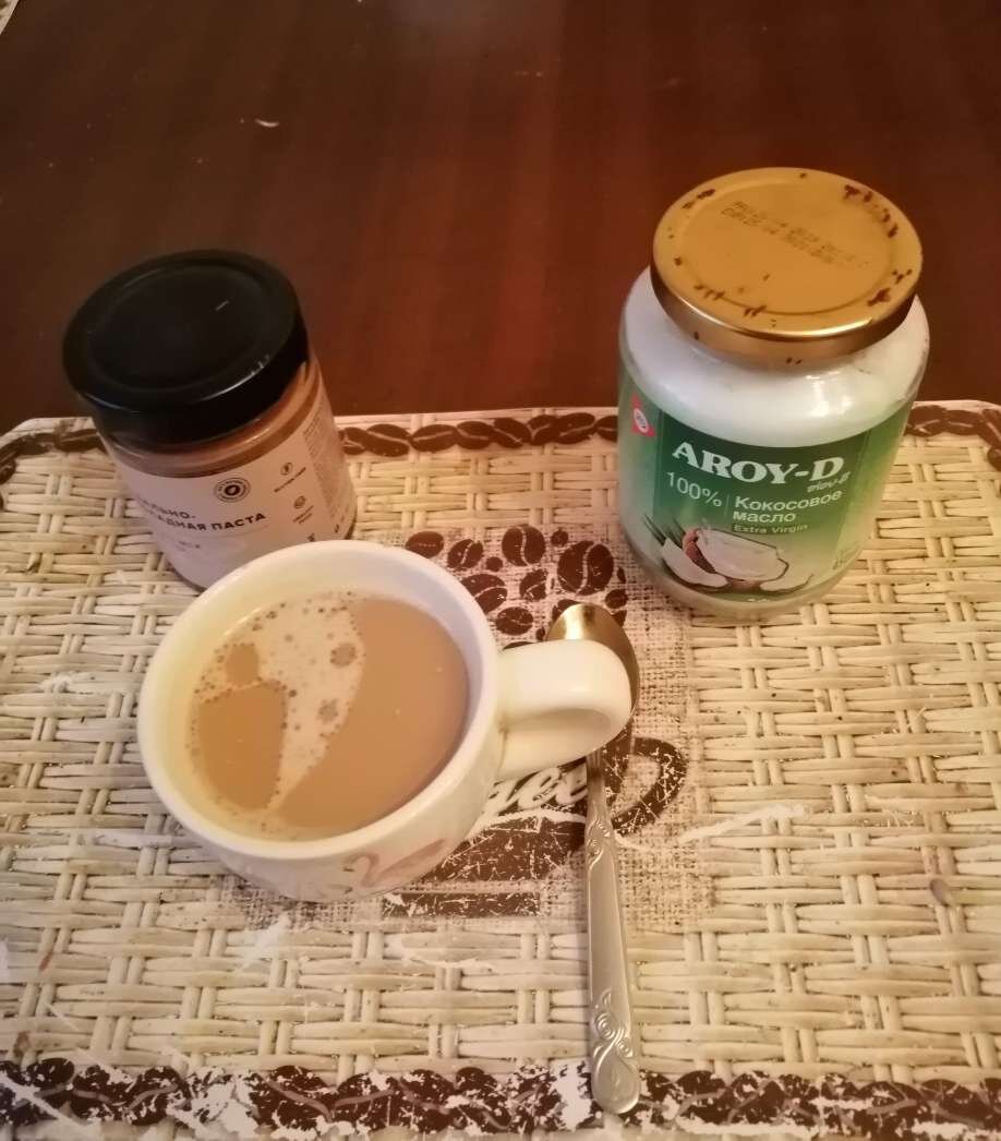 Сделала броне кофе, вот такое у меня кокосовое масло и моя любимая паста.