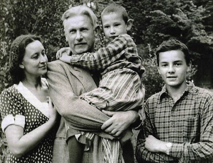 Фадеев с семьей, 1953 год/ © biojizn.ru