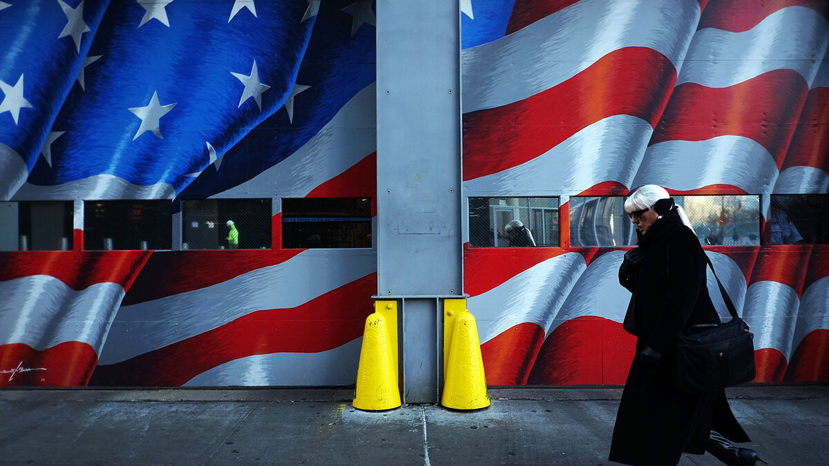    Женщина проходит мимо пожарной части в центре Нью-Йорка© AFP / Jewel Samad