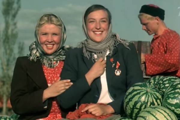 Екатерина Савинова и Клара Лучко в фильме Ивана Пырьева “Кубанские казаки”, 1949 г.
