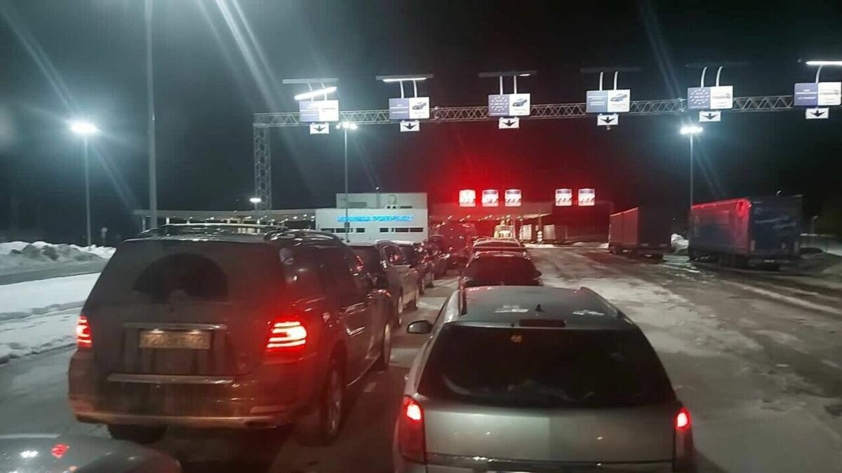     Поток въезжающих из прибалтийских республик, в первую очередь Эстонии и Латвии, уперся в российскую таможню. Люди говорят о суточных очередях, обысках и проверках при въезде в Россию. «Новые известия» послушали истории людей, которые прорывались в РФ через заторы и бюрократию.