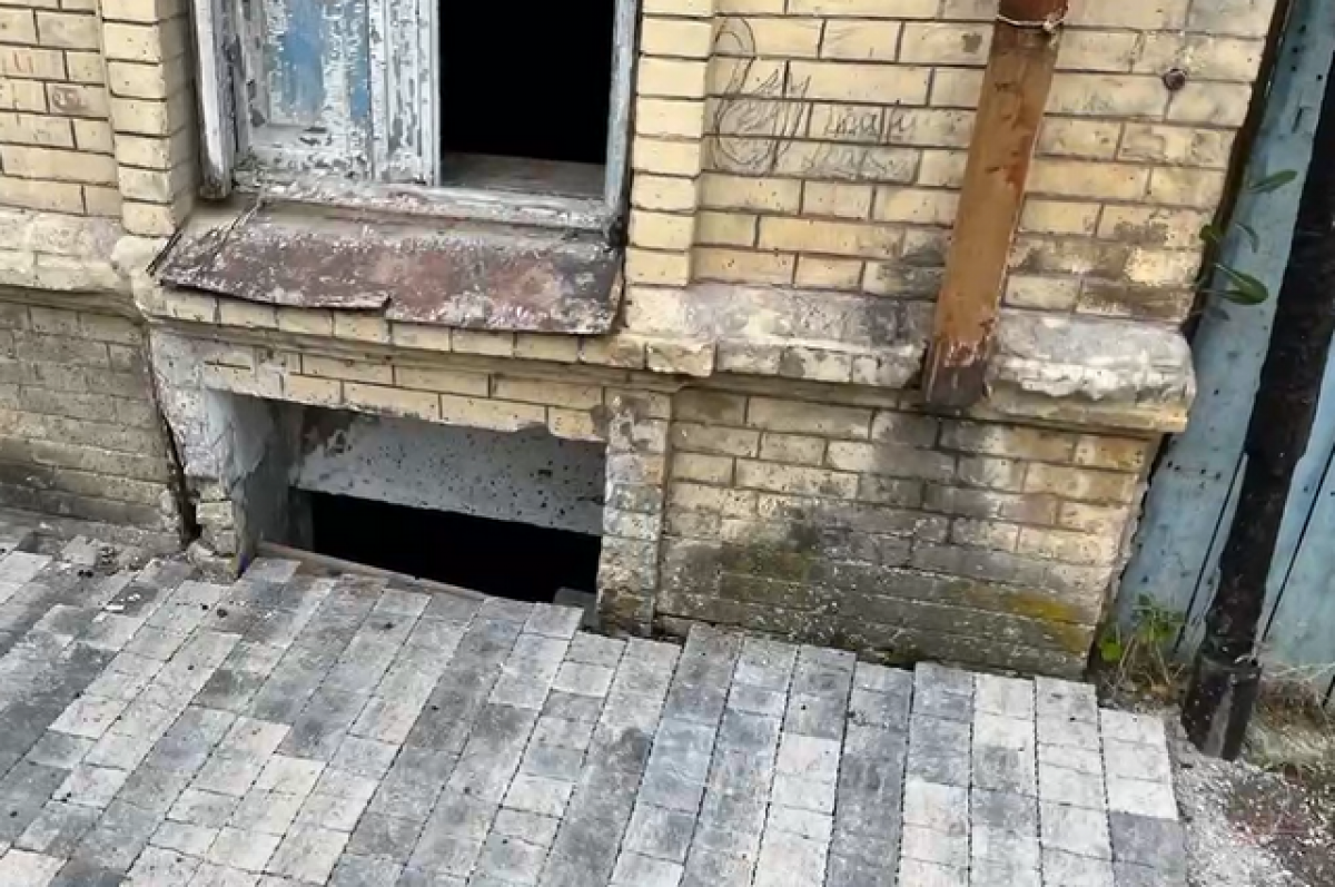    Пятигорчанин раскритиковал укладку тротуаров рядом с заброшенными домами