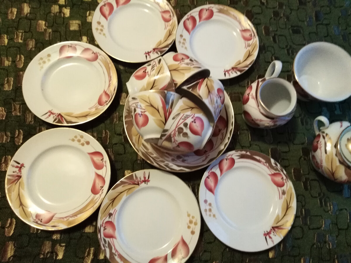 Здесь нет одной чайной чашечки, к сожалению. Ее случайно разбили.