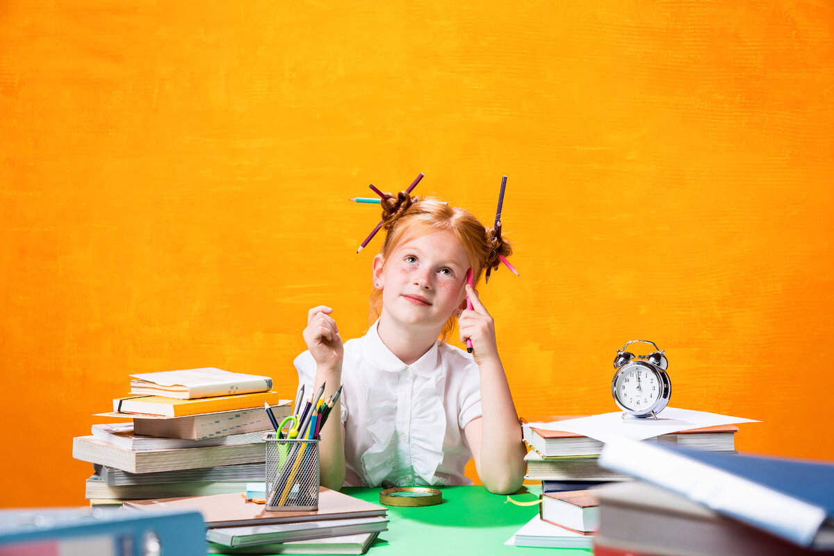 Фото с сайта https://ru.freepik.com/free-photo/teen-girl-with-lot-of-books_6858305