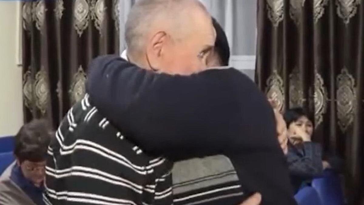    Встреча мужчины с родными:Первый канал "Евразия"