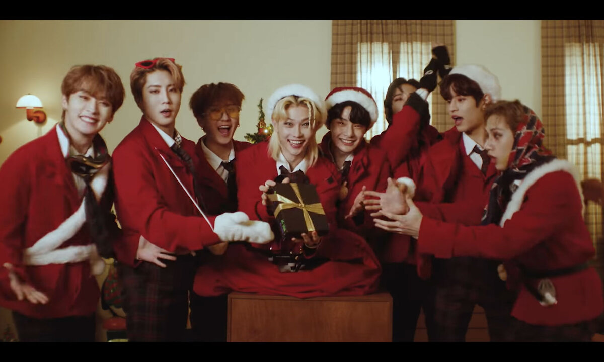 Next christmas песня. Группа Stray Kids Крисмас. Крисмас ивел Stray Kids.