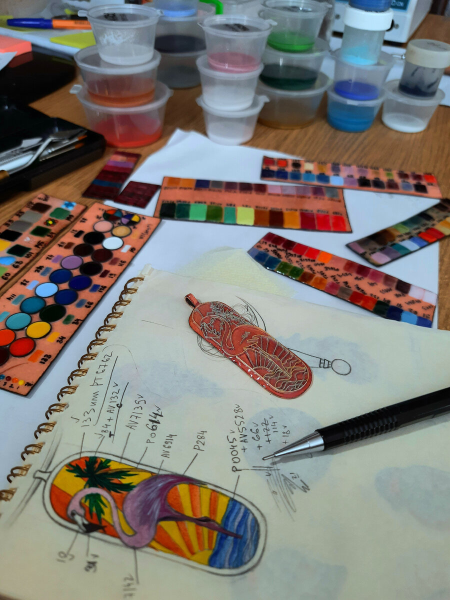 Этап подбора цветов горячей эмали в процессе работы над кулоном "Дитя рассвета", выполняемом в технике перегородчатой горячей эмали. Автор, дизайнер и мастер Мошкорина В.Р. - ViaMo7