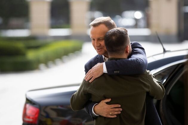    Президент Польши Анджей Дуда обнимает президента Украины Владимира Зеленского © Zuma/TASS
