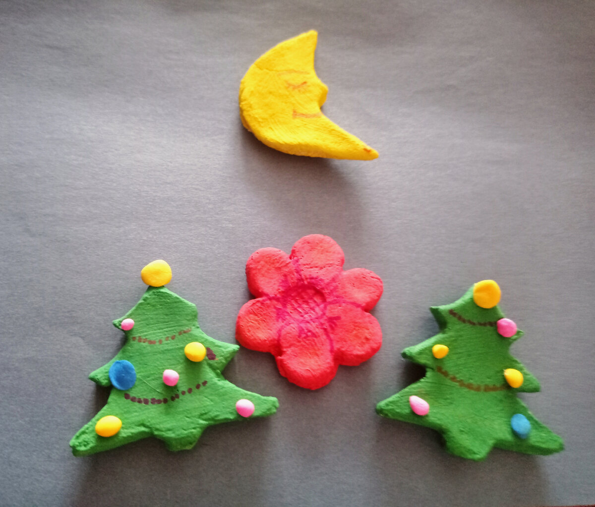 Спящий месяц, рождественские ёлочки и новогодние цветы