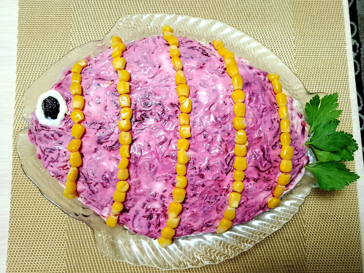 Оформление салата "Селедка под шубой". Фото автора.