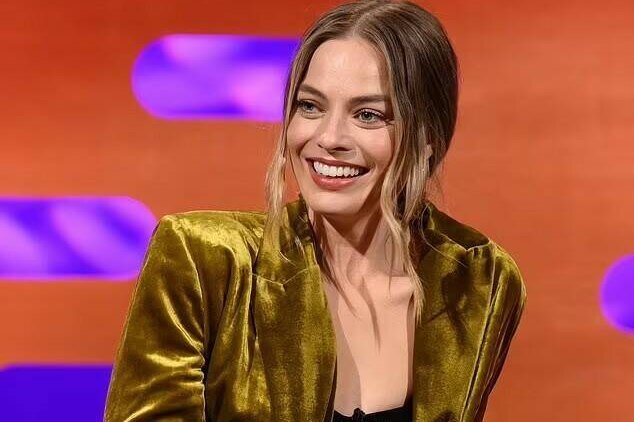     «Наряд, достойный «Оскара»!»: Марго Робби в золотом костюме с бра появилась на шоу