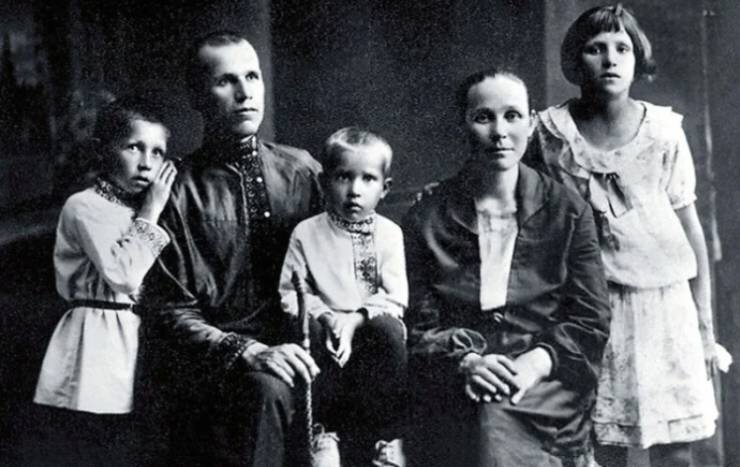 Фото: 7days.ru/ семья актера-с родителями