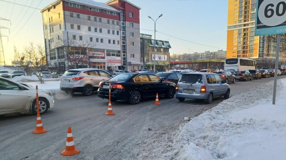     В областной столице в пятницу вечером пробки достигли 9 баллов. Только в центральной части города к 17:30 произошло 4 аварии, сообщает сервис 2ГИС. На улице Заполной продолжается ремонт дороги, здесь скорость движения 5-6 км/ч.