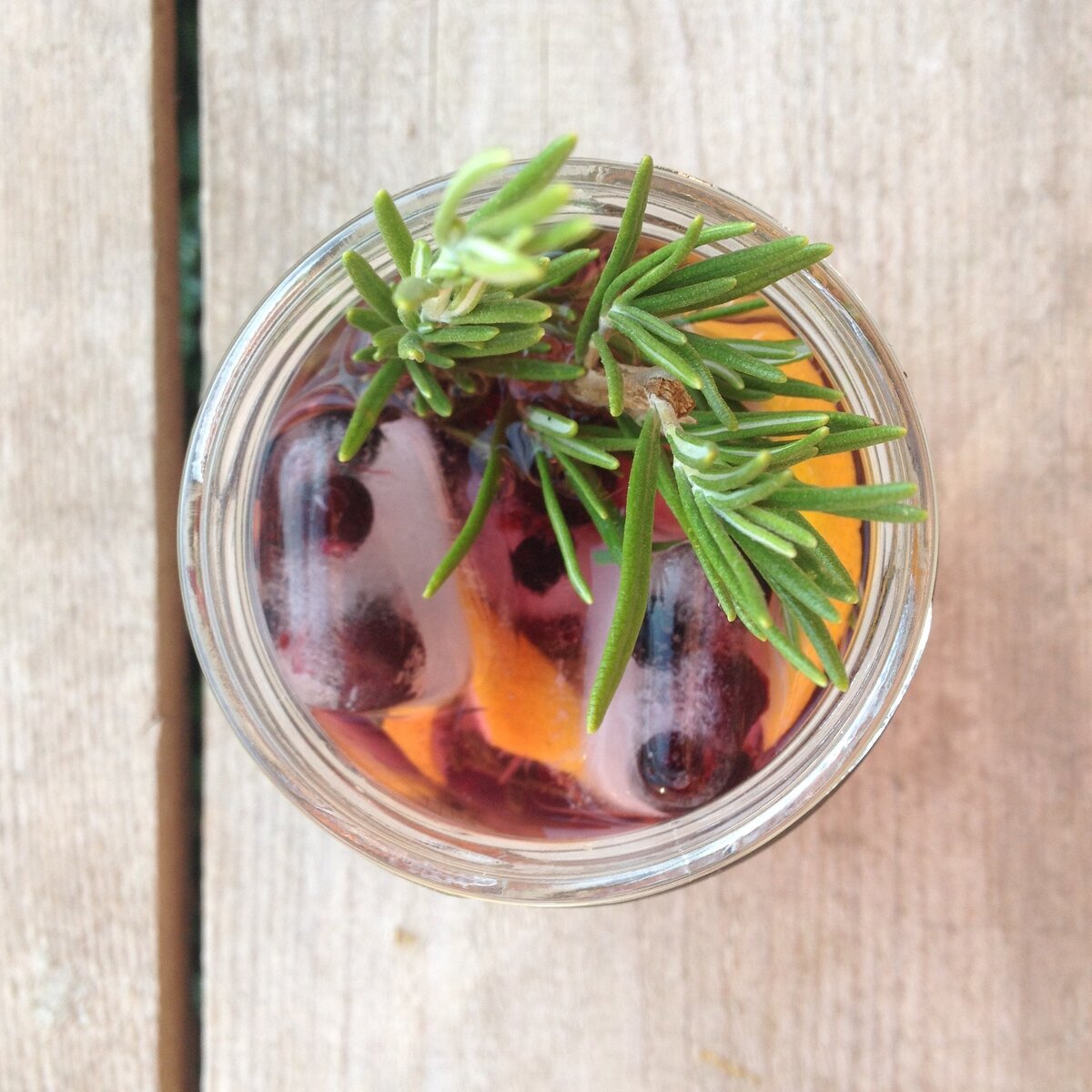    Кулер с ромашкой, розмарином и черной смородиной