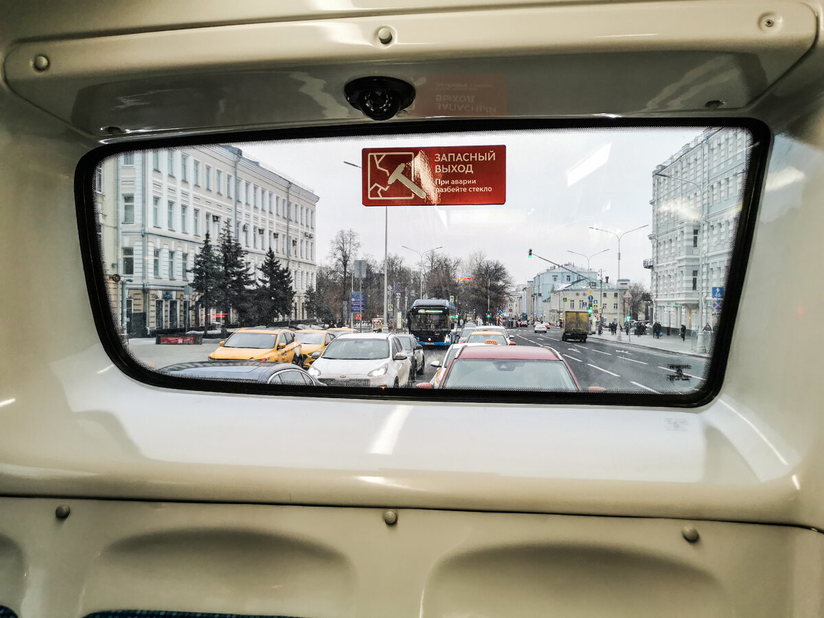 Вид из заднего окна автобуса НеФАЗ-5299-40-52 на Страстной бульвар. Это маршрут м5. 