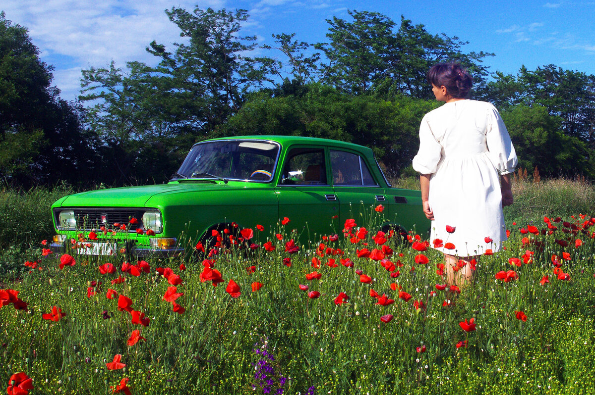 Май, маки, Москвич и девушка.