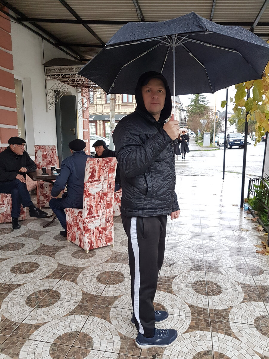 Недалеко от набережной есть ещё одно кафе, где местные мужчины встречаются попить кофе и побеседовать