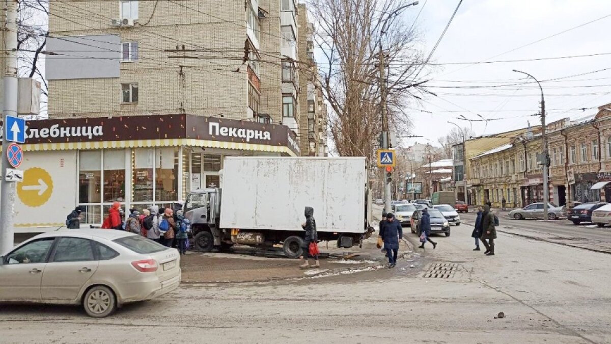    В центре Саратова автофургон протаранил пекарню «Хлебница»Новости Саратова и области – Сетевое издание «Репортер64»