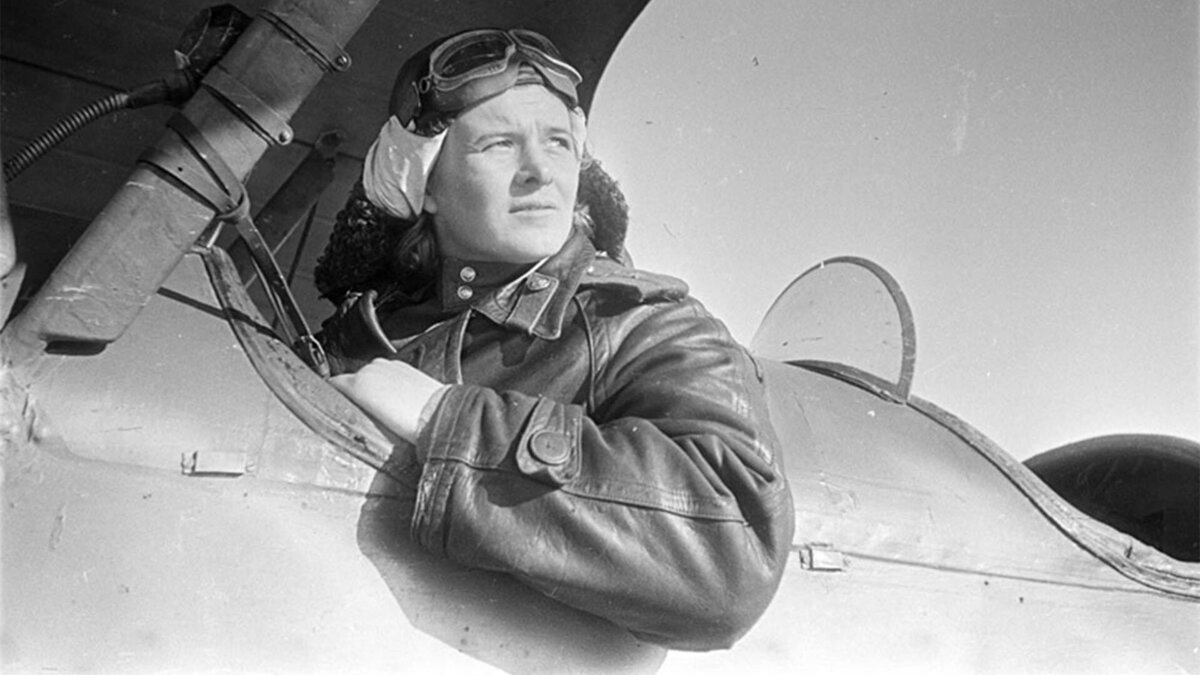 Командир 588-го ночного бомбардировочного авиаполка Евдокия Бочарова (Бершанская). Аркадий Шайхет/russiainphoto.ru